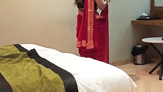 Sassy Riya saare giyiyor