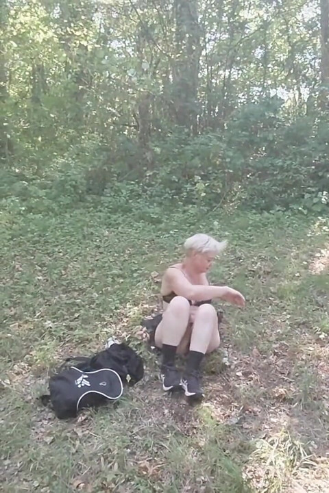 Letar efter en främling i skogen att bli knullad med