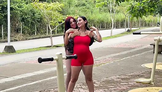 Guru yoga Anitta Miller memanfaatkan kegembiraan jeniferPlay