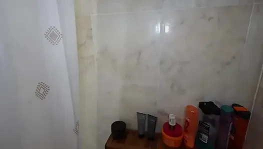 Pacar Baru Ayah Mengajariku Mandi Dengan Benar