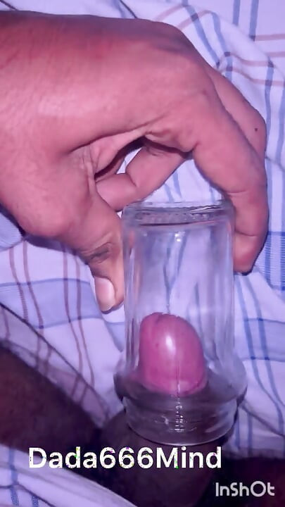 Indický chlapec mastrubuje se skleněnou sklenicí