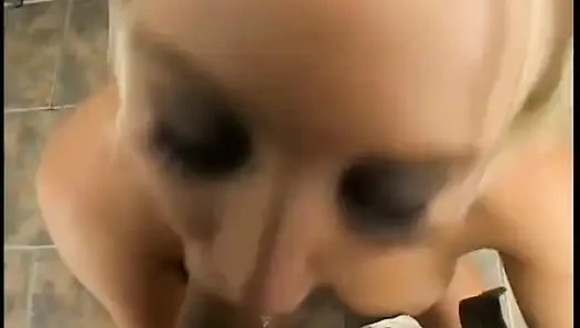 Cewek rambut pirang dengan toket aduhai lagi pamer keahlian sepong kontol dan dicrot sperma