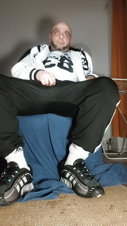 The Dregsau Dj-bro Pisses in His Pants.