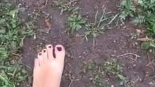 泥の中を裸足で歩くガールフレンド-汚い足