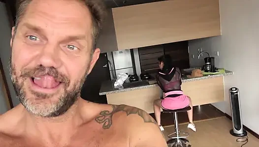 Lubang sempit cewek kurus rambut cokelat ini dientot habis-habisan di ruangan casting bokep pertamanya