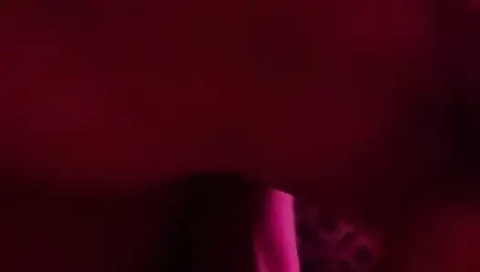 Aku nyepong kontolnya sambil dia jilat jari kaki seksiku