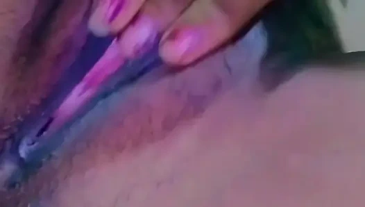 Моя девушка давит на ее сиськи и трахает пальцами ее возбужденную киску для куколда хочет беременной