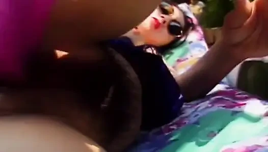 Cewek binal perancis dengan memek berbulu ini suka banget dientot sama dua cowok