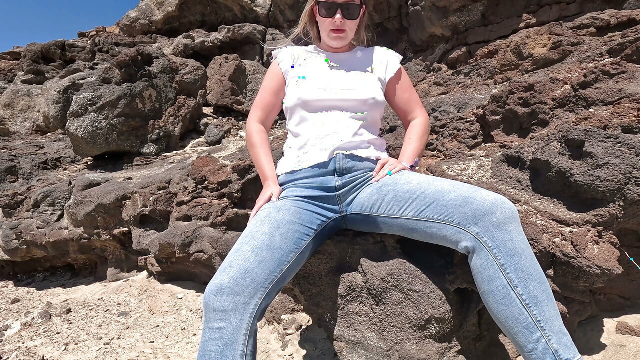 Casual Beach Pee - Jeans Wetting Outdoors