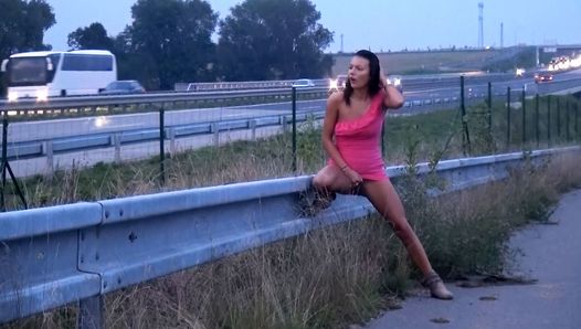 Publiczne sikanie na autostradzie dla seksownej brunetki