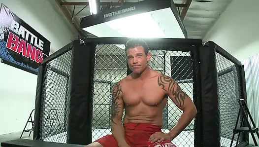 Pelacur pirang mengikat kakinya untuk dong besar