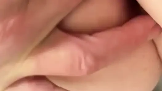 Ich bin eine echte natürliche amateur-milf, die von hinten gefickt wird, nachdem sie den ganzen tag über versaute videos gefickt habe, ich liebe diesen ort !!