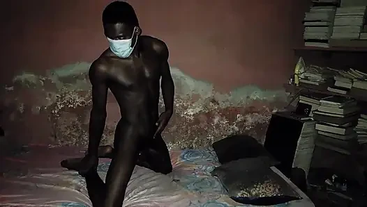 Afrikalı zenci adamın mastürbasyonunun karanlık görünümü