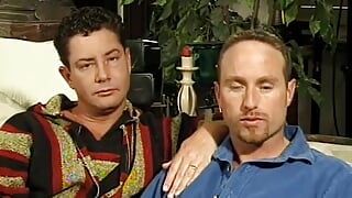 Homopaar neukt hardcore na een diep interview