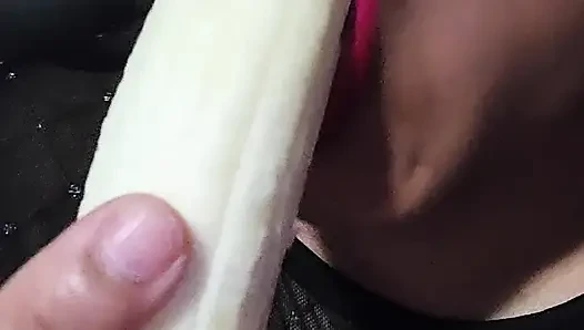 Muz yiyen seksi görünüyor
