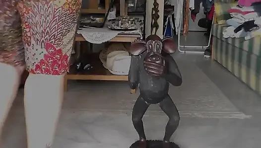 Джен писает на статую