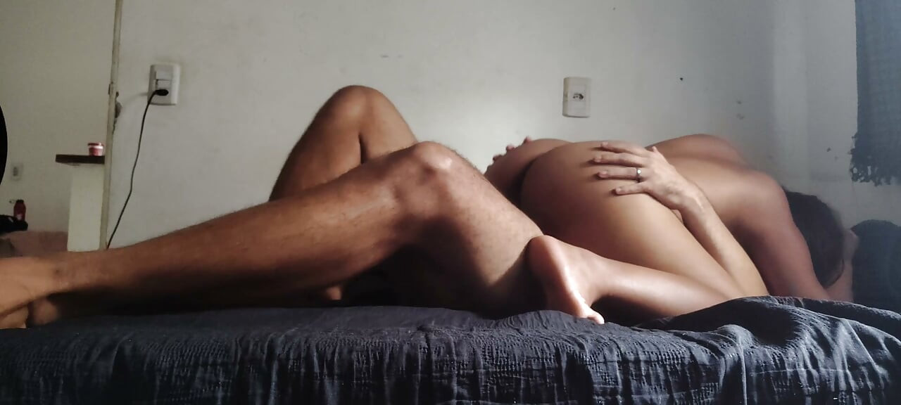 Irmã bastarda morena casada com peitos grandes concorda em ser filmada escondido
