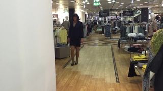 Shopping, essai d&#39;un tailleur jupe