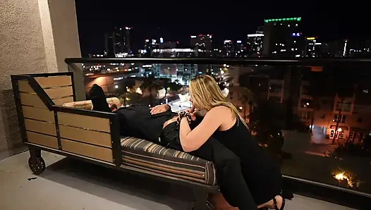 Schönes schwangeres mädchen auf dem Hotel-Balkon und im Flur gefickt