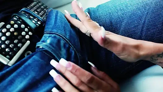 Горячая курица сидит на огромном члене