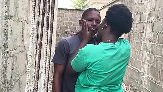 Belakang gedung untuk pacarnya