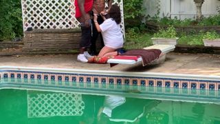 Esposa puta chupando bbc ao lado da piscina