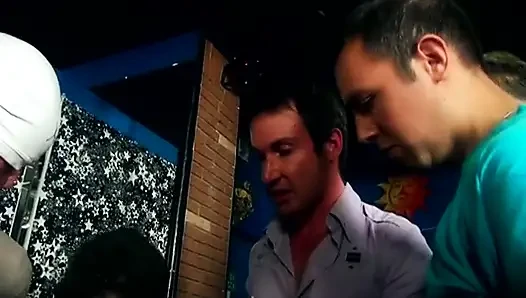 Cewek pirang terangsang digangbang