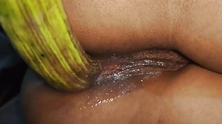 Hot desi girl ne began se apni gaand faad li