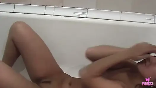 Dalya g duşta amını ve göt deliğini parmaklamak için bacaklarını açıyor!