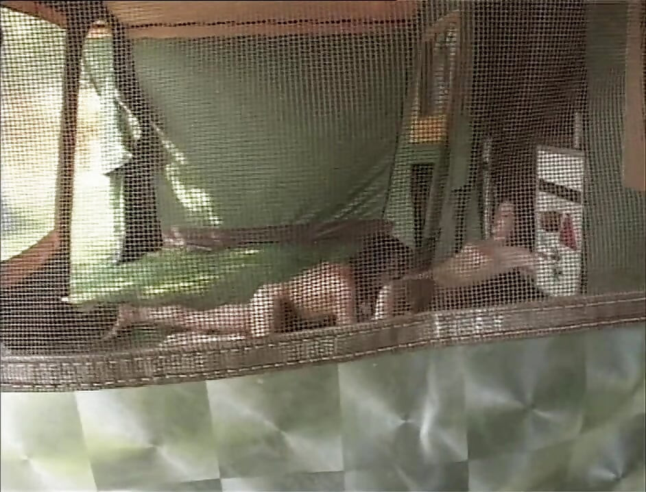 Experiență sălbatică cu sex în aer liber în camping