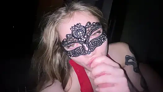 Heißes selbstgemachtes Video mit einer jungen Schlampe