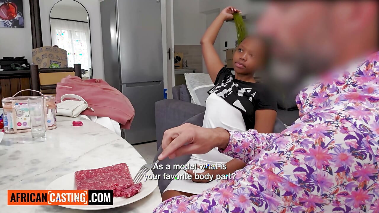 这个骚气十足的黑人少女在男友背后出轨……然后在我沙发上承受了我每一下粗暴的抽插
