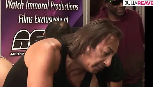 Первый гэнгбэнг милфы с буккаке в Манчене