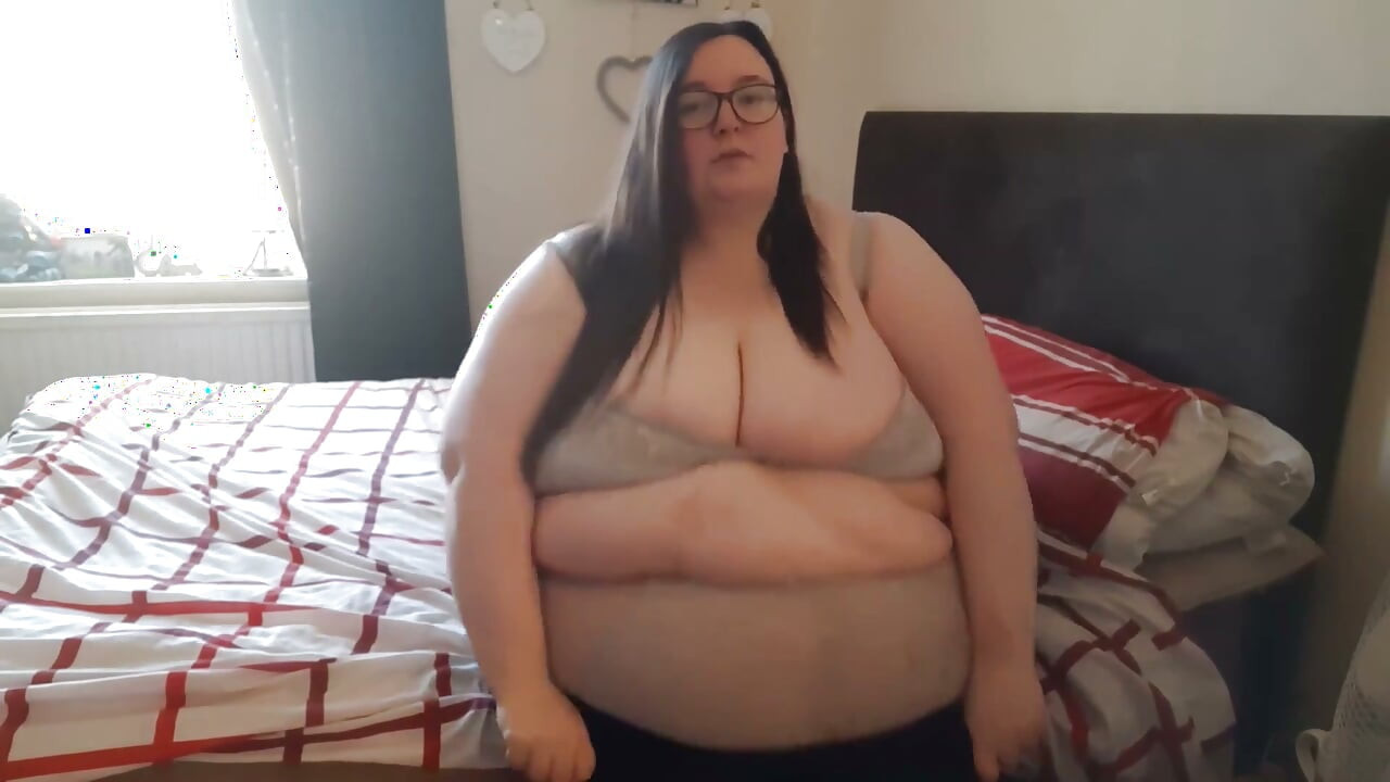 Culona juega con chat gordo en bragas