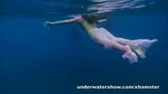 Nastya y Masha nadan desnudas en el mar
