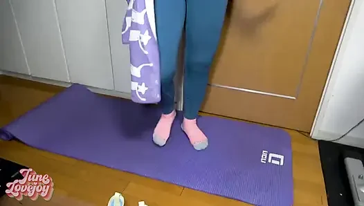 Verschwitztes training wird am ende intensiv, während ich mich auf dem fahrrad ficke (vollständiges video auf fan-websites)