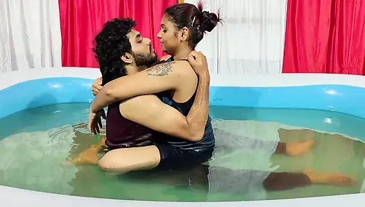 Heiße pool-romantik, lippensperre mit möpsen lutschen