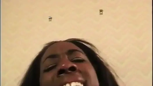 Yatak odasında büyük beyaz yarak üzerinde güzel arka amcık