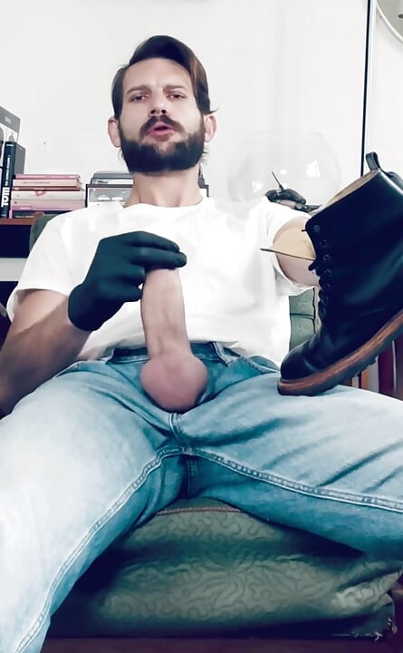 Latex på mine hænder, læder på mine fødder