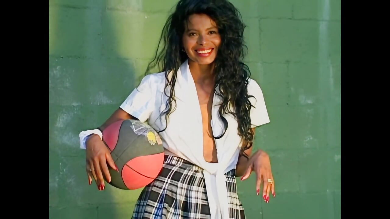 美人鱼刘易斯：一位拥有丰满柔软天然乳房的异国女神