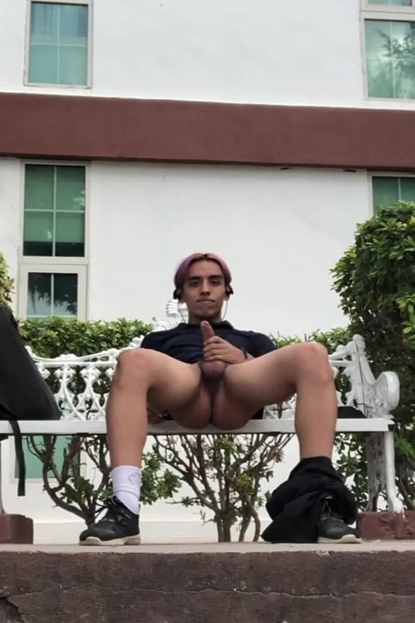 I found a blind spot in the parket sooo I decided to jerk off and feel the adrenaline that comes with doing hot stuff in public