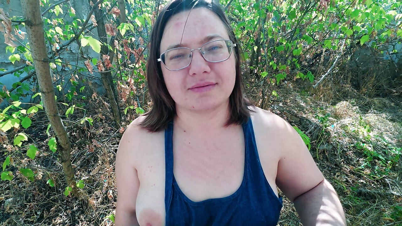 Pulchne okulary dziewczyna miga cyckami w opuszczonym domu, a następnie przelewa się z spermą