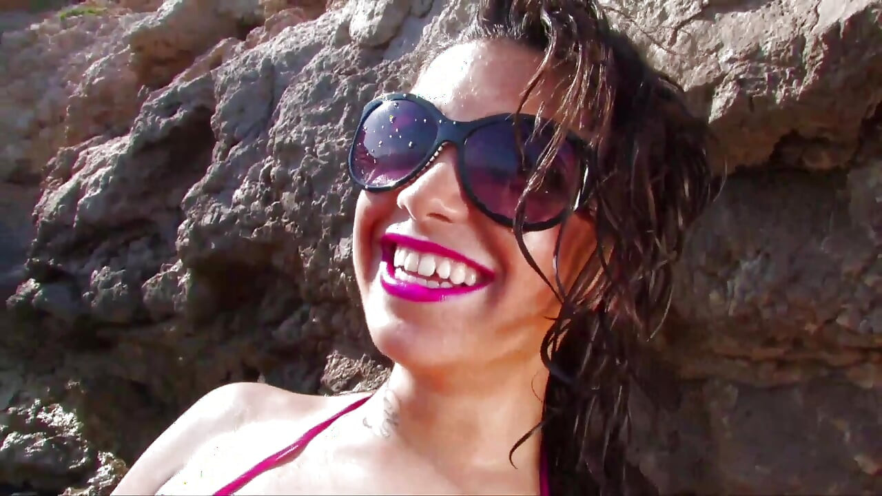 MILF berambut coklat menghisap zakar di pantai dan dikongkek gaya doggy