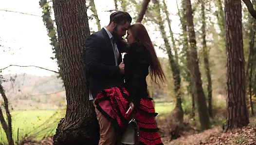 Polka Dot Etekli Hatun Ormanda Sert Sikiliyor