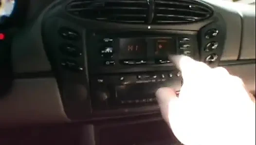 Милфу с волосатой киской с большими сиськами трахают винтажной мокрой футболкой на улице