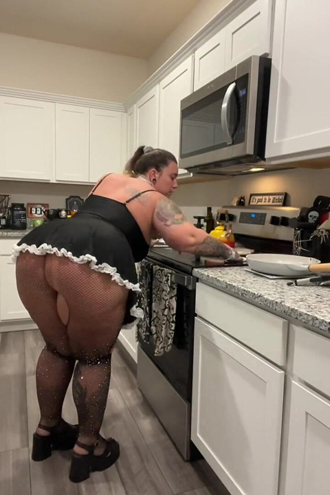 House Maid Shows off Her Fat Ass and Gets Creamy on a BBC Dildo