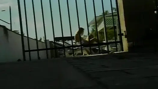 Minyon sarışın lezbiyenler havuz başında eğleniyor