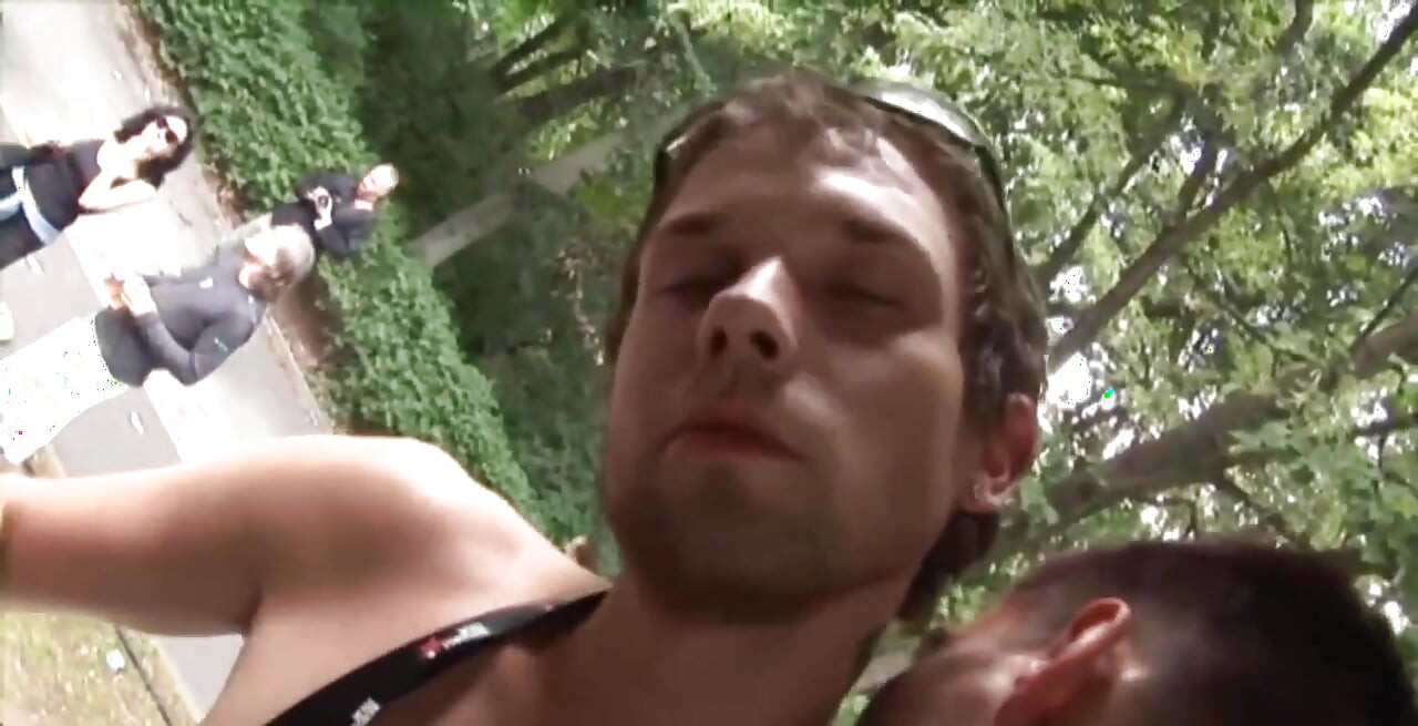 后院的跨人种性爱. 柏林大屁股被xxl拉丁维克托性交.