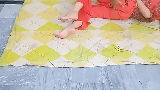 Sevimli Desi Hintli evli kadın ev yapımı masaj sonra sert amcık sikişi ateşli evli kadın kocasından döl yiyor