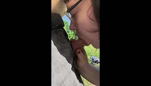 Dışarıda Göğüs Ve Kısa Penis Emmek